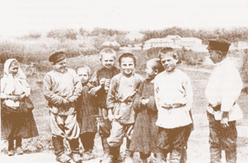 Дети из деревни Ясная Поляна. Фото В.Г. Черткова. Ок. 1905-1910 гг.