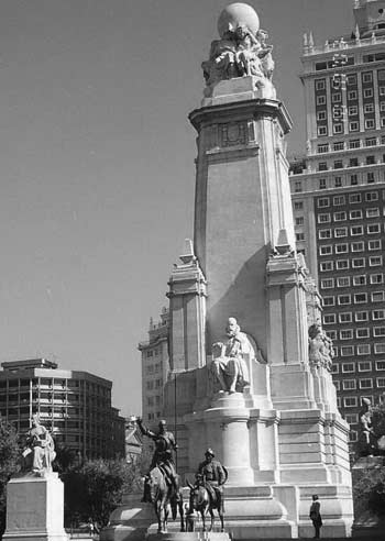 Памятник Сервантесу и его героям в Мадриде