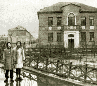 Дом на углу Беговой улицы и Хорошёвского шоссе в Москве. Н.Заболоцкий прожил здесь последние десять лет своей жизни. Январь 1949 г. На переднем плане Наташа Заболоцкая и Женя Казакевич.