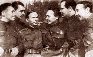 Группа писателей на Северо-Западном фронте. Слева направо: Б.Изаков, С.Михалков, Е.Габрилович, А.Исбах, М.Матусовский, Вл.Соловьёв. 1943 г.