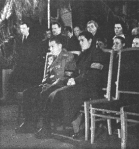 Дети Сталина Василий и Светлана у гроба отца.