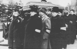 Л.П. Берия, К.Е. Ворошилов, Н.С. Хрущёв, М.А. Суслов вносят гроб с телом И.В. Сталина в Мавзолей.