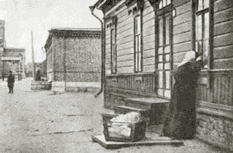 С.А. Толстая у окна комнаты дома И.И. Озолина, где лежит больной Толстой. Кадр из документального фильма. 1910 г.