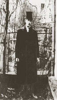 Николай Гумилёв. Париж. 1908 г. Фото М.А. Волошина.