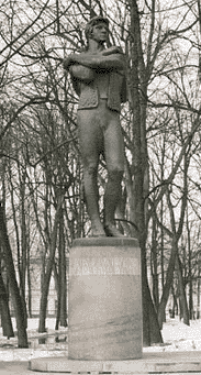 Памятник Фёдору Волкову в Ярославле.