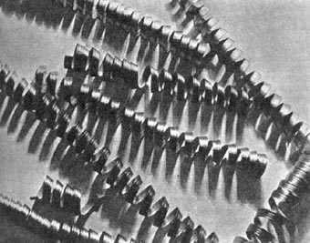 В оформлении использована фотография Александра Родченко «Стальные стружки» (1926).