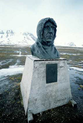 Памятник Амундсену в Нью-Олесунне (Шпицберген).