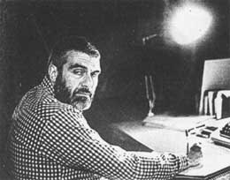 Сергей Довлатов за письменным столом в своей нью-йоркской квартире. 1983 г. Фото Нины Аловерт.