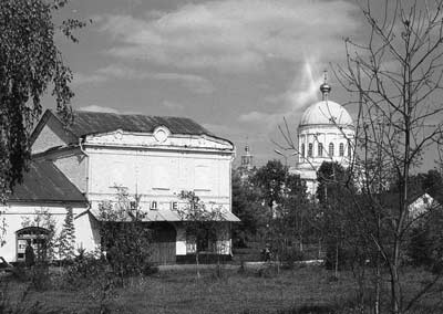 Церковь Святого Николая и Гостиный ряд в Кромах. Современное фото В.Грицюка из цикла «Малая родина Лескова»